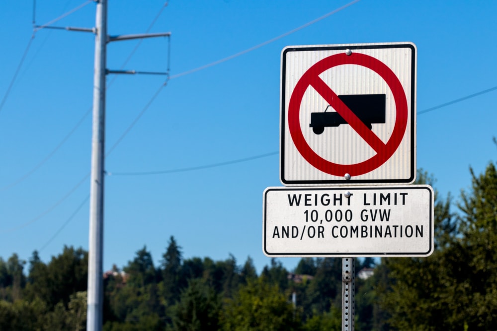 Sign restricting over weight trucks